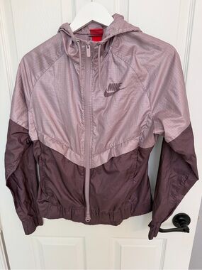 Nike women’s small two toned purple windbreaker jacket hood